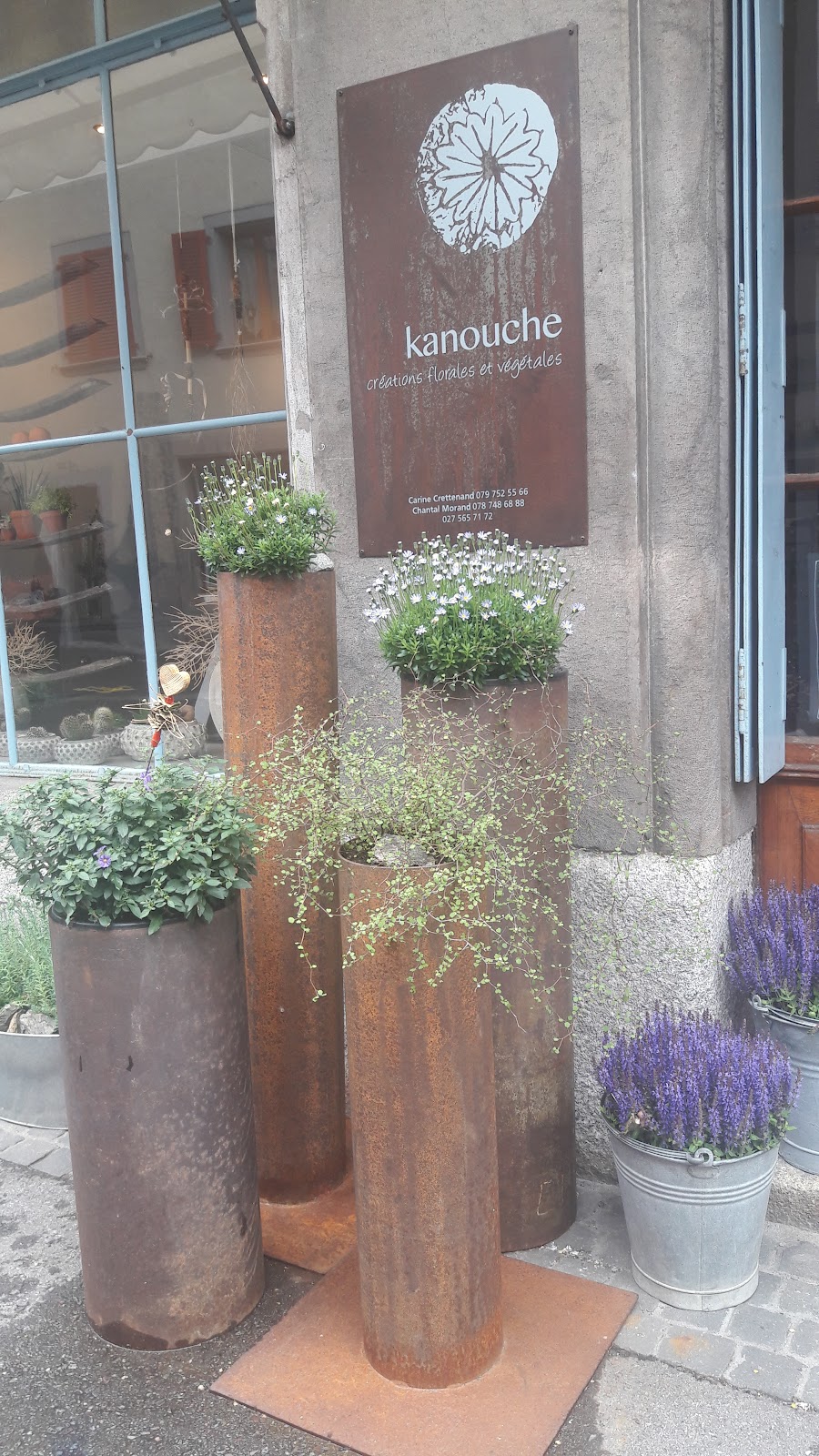 Devanture de l'atelier Kanouche avec son enseigne en acier corten — Rue du Bourg, Martigny