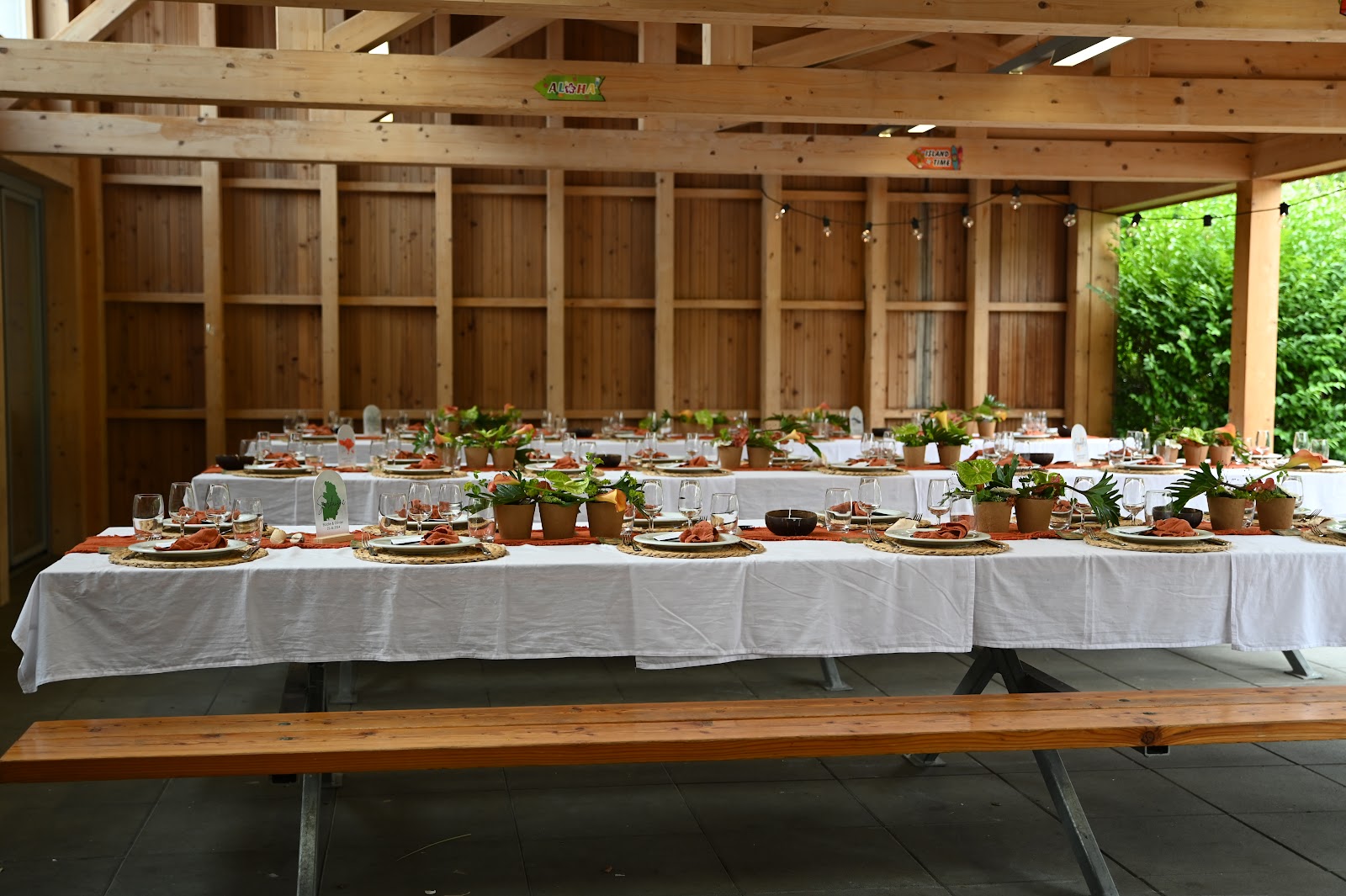 Décor floral d'événement dans un intérieur en bois — Kanouche