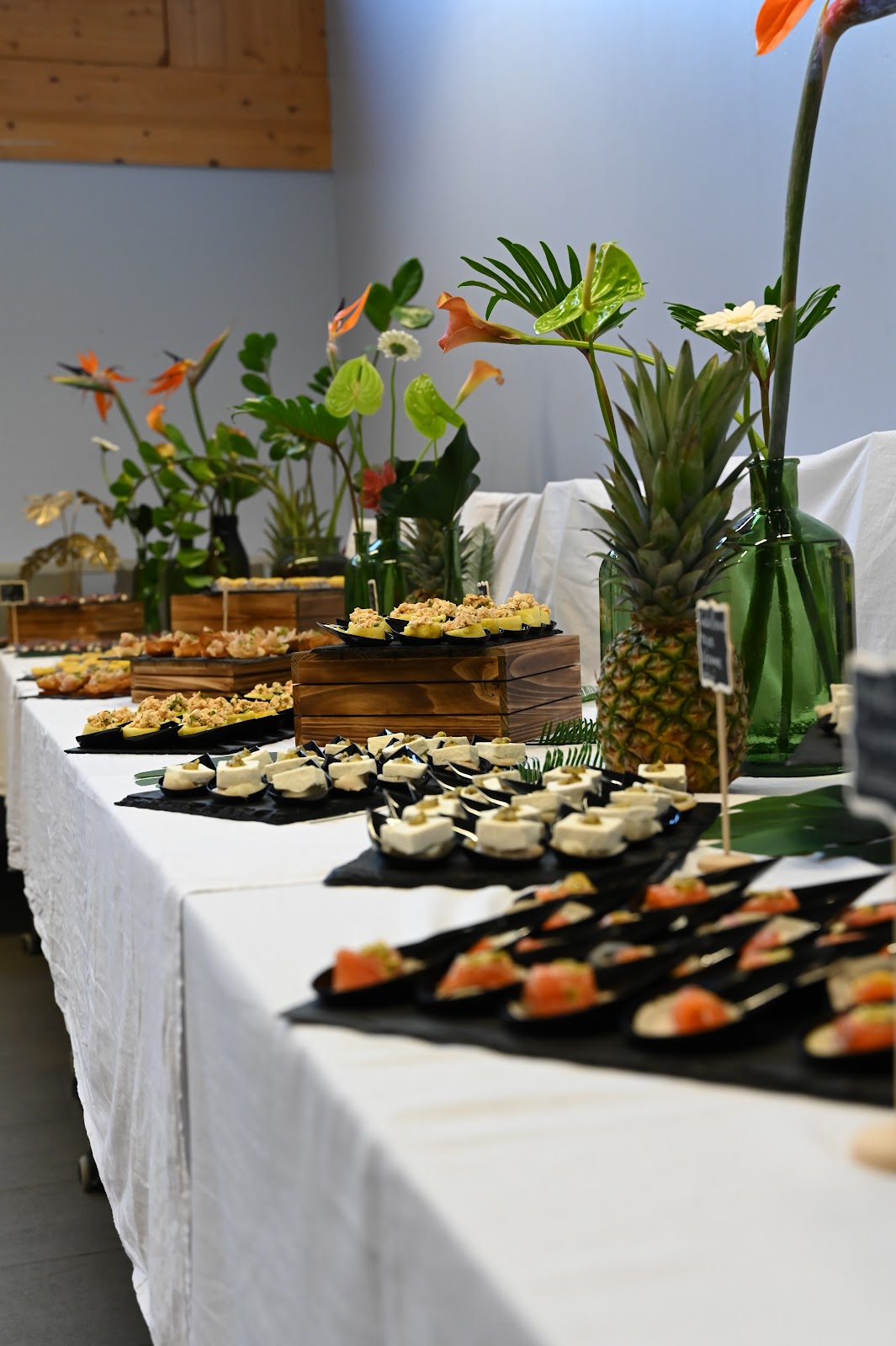 Table d'événement habillée de feuillages — Kanouche