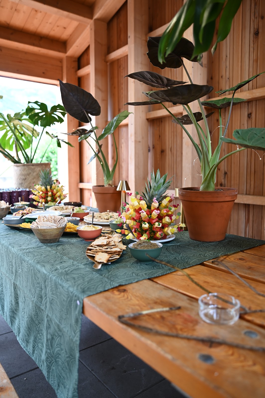 Table de réception décorée de feuillages — Kanouche