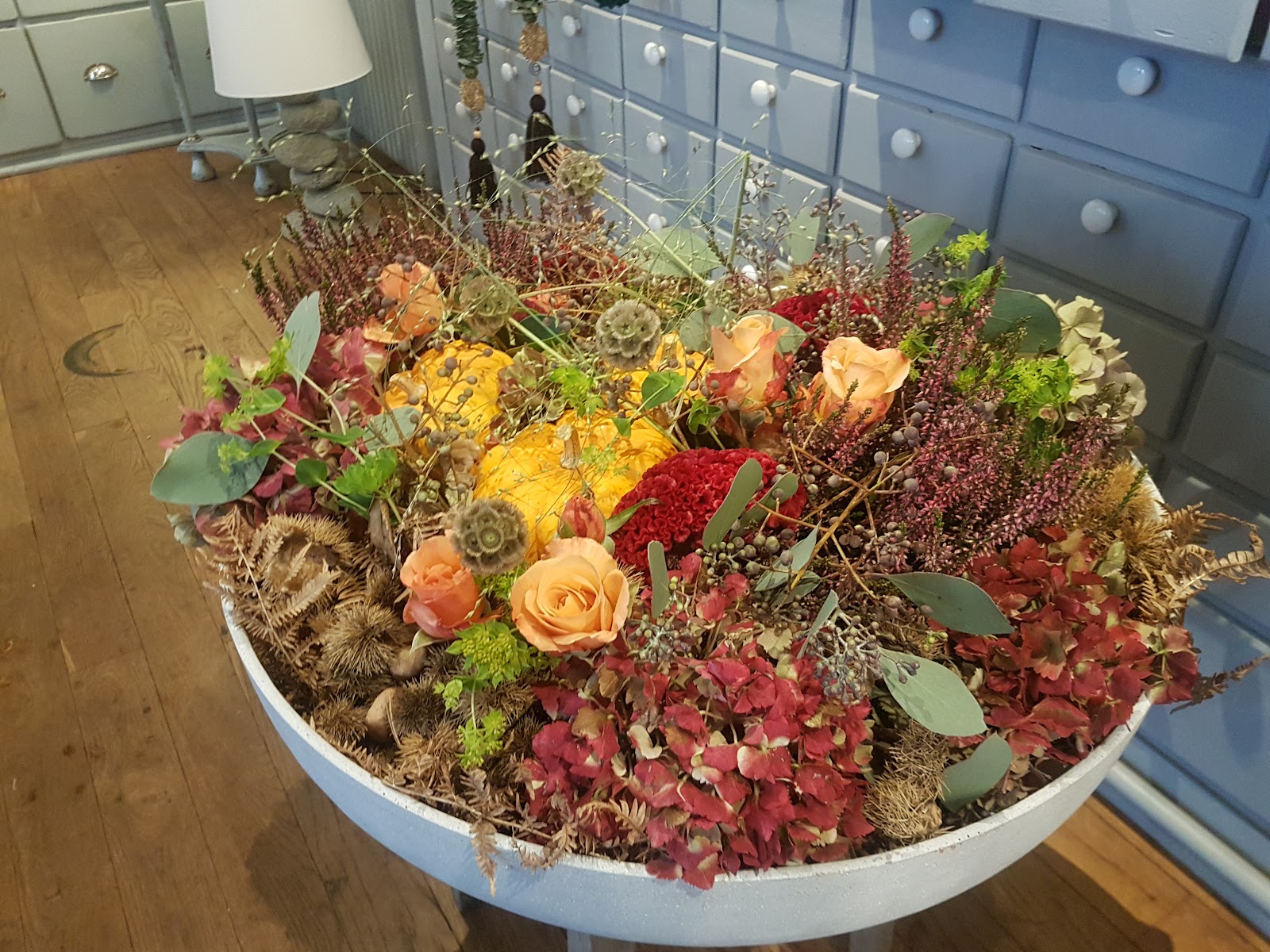 Composition florale de saison dans une vasque en zinc — Kanouche, Martigny